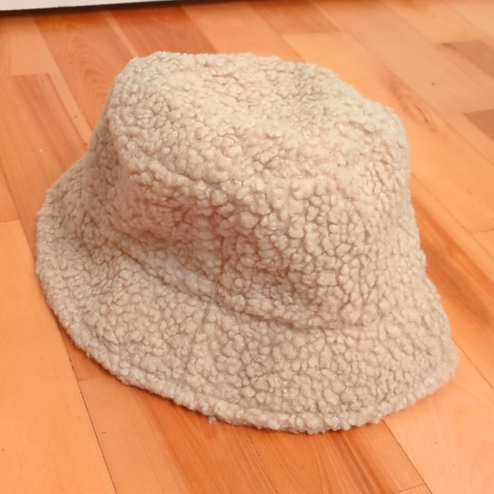 Fuzzy sherpa bucket hat
